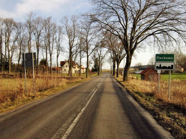 Początek wsi Pieckowo jadąc od Świętej Lipki,droga 594, 2011-12-10