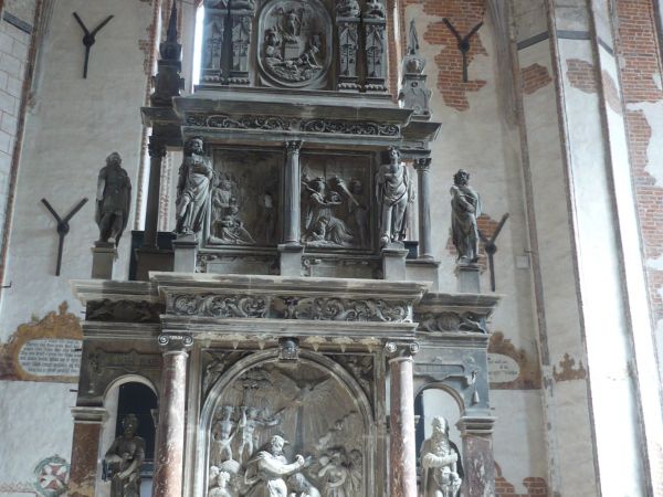 Ołtarz główny z 1599-1611r kamienny autorstwa Abrahama van den Blocke.