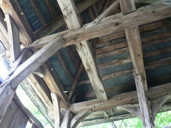 Słupowa konstrukcja dzwonnicy.