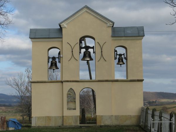 dzwonnica - po remoncie w 2013 roku, ogrodzenie pełne wokół - na szalunku.