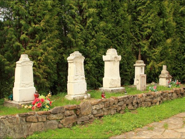 Cerkiew pw. św. Michała Archanioła w Chołowicach . Zbudowana w 1897 r. W 1941 r. spalona. W latach 1993-96 odbudowana.  Obecnie Kościół Pojednania pw. Ducha Świ