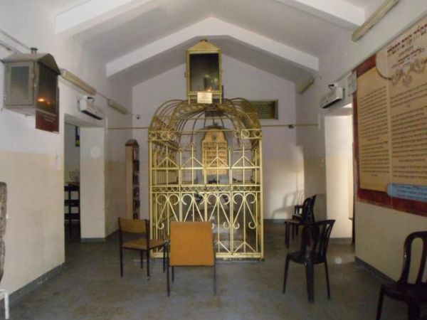 słowo ohel oznacza : namiot, na kirkutach - cmentarzach żydowskich ohel spełnia funkcję kapliczki lub grobowca, ohel w Leżajsku zbudowany w 1963r. w miejscu pop