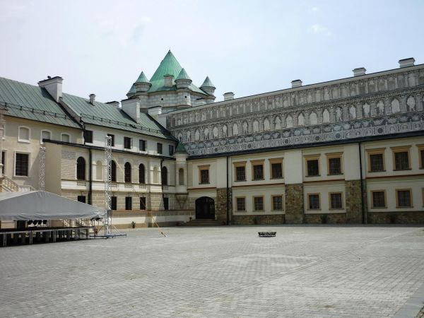 Jedna z najpiękniejszych rezydencji pałacowych w Polsce. Położona 10 km na południe od Przemyśla.  Zamek - pałac powstał w XVI wieku.  Przez kolejne lata rozbud