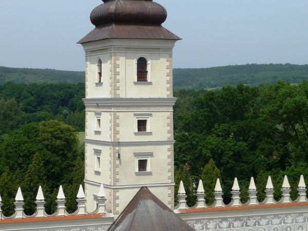 Jedna z najpiękniejszych rezydencji pałacowych w Polsce. Położona 10 km na południe od Przemyśla.  Zamek - pałac powstał w XVI wieku.  Przez kolejne lata rozbud