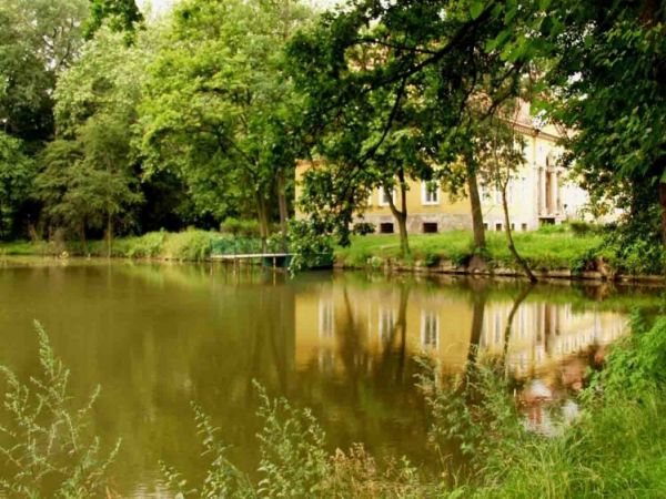 STAW PRZY PALACU W CZERWONYM KOSCIELE