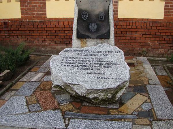 Tablica pamiatkowa przed budynkiem szkolnym