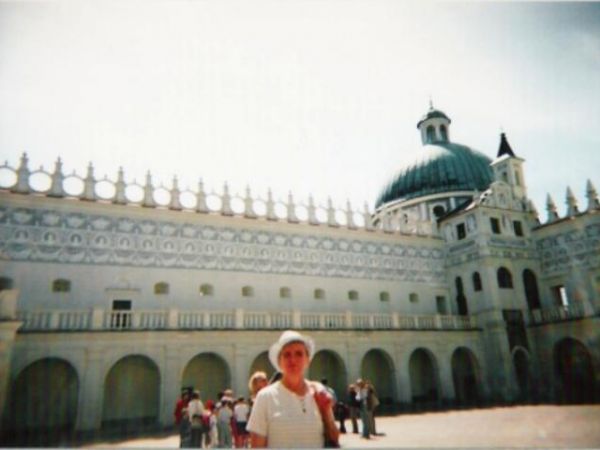 na zamkowym dziedzińcu - zamek zbudowany na przełomie XVI-XVII wieku, zachował prawie niezmienną sylwetkę. N/z widoczne przepiękne sgrafitta.