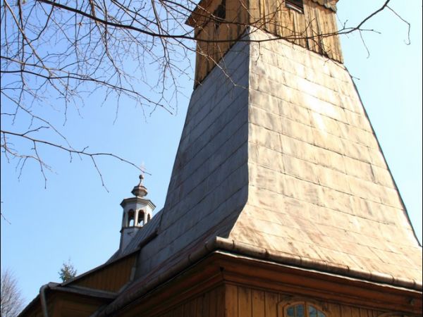 Kościół filialny pw. św. Jana Chrzciciela wzniesiony zapewne ok. poł. XVII w. (wg tradycji jeszcze w XVI w.). Wielokrotnie restaurowany i przebudowywany.  Wokół