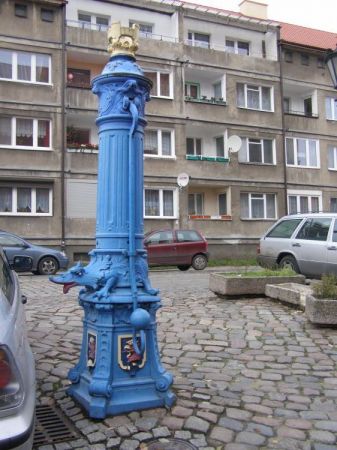 Oryginalna pompa stoi przed Muzeum Historii Szczecina