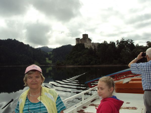 podczas rejsu statkiem spacerowym "Harnaś" po zalewie - z widokiem na zamek.