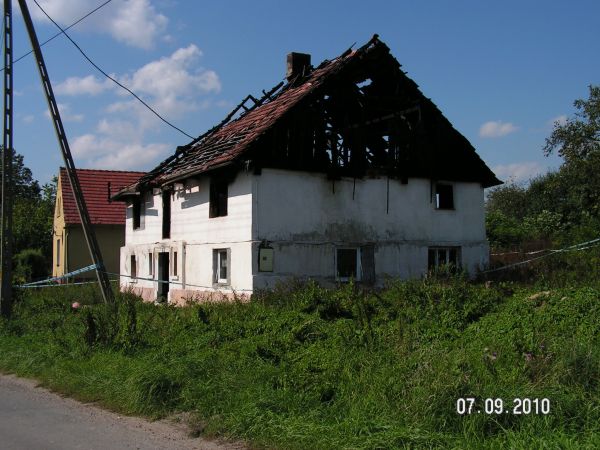 Skorzynice - wieś.Dom po pożarze.
