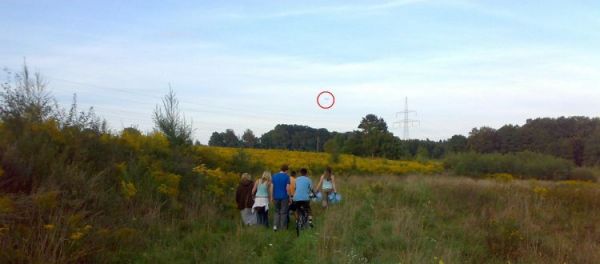 Wyprawa po wodę do źródła Pieklisko pod kontrolą UFO - patrz na niebo.
