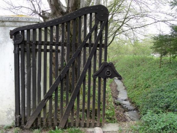 skobel głównej bramy dworskiej a i cała brama - solidna, przedwojenna kowalska robota.