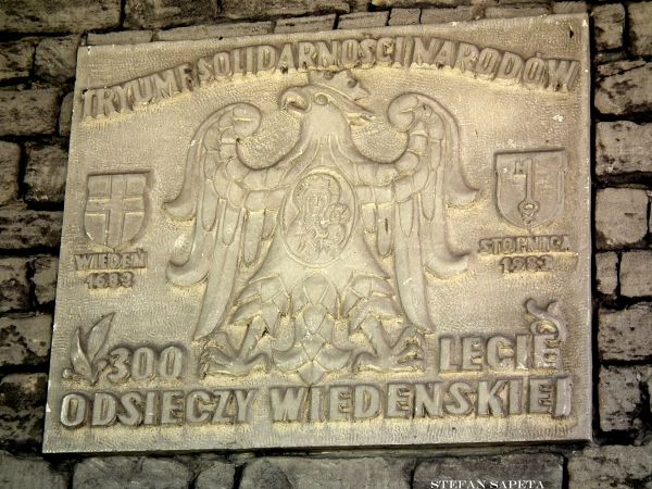 tablice okolicznościowe na kościele św. Apostołów Piotra i Pawła