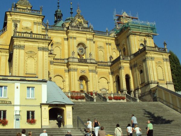 przed Sanktuarium Matki Bożej Królowej Rodzin - cel pielgrzymek, określane mianem "Dolnośląskiego Jeruzalem".