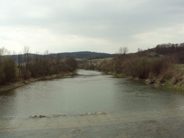 Rzeka Osława stanowi umowną geograficzną, historyczną i fizyczną granicę pomiędzy Bieszczadami a Beskidem Niskim.