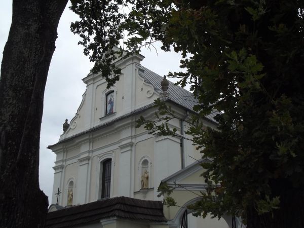 kościół parafialny z 1757r. z oddzielnie stojącą dzwonnicą, otoczony obronnym murem z widocznymi otworami strzelniczymi, w ściętych narożnikach - bramki.