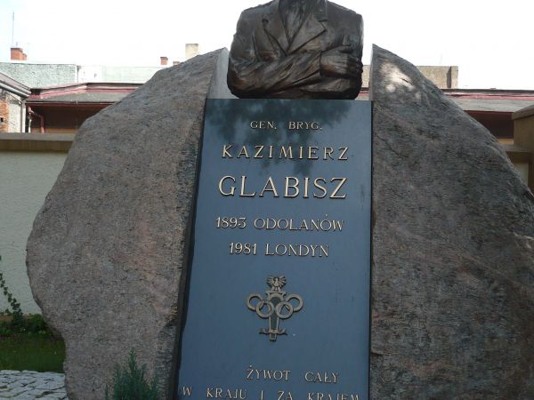 Pomnik lotnika Gen. Brygady Kazimierza Glabisza na placu przed
kościołem Św. Marcina,nie dawno sprowadzono prochy Gen.
z Anglii.