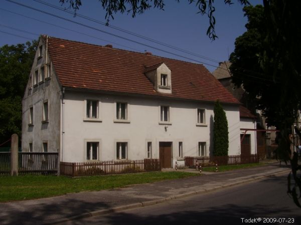To jest budynek z roku 1872 z przybudówką rok 1868 - dostosowane do dzisiejszych potrzeb. Lokalizacja: Bolesławice ul. II Armii WP.