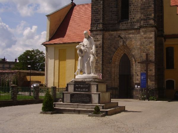 Grupa rzeźb przed kość. MB Nieust. Pomocy - widziana w pełnym słońcu.