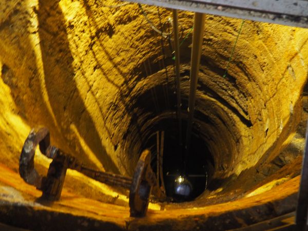 studnia - jedna z kilku - w założeniu fortecznym, był tzw. kierat i cztery osoby kręciły poprzez pchanie śmigieł wokół cembrowiny i dwie osoby podejmowały cebrz