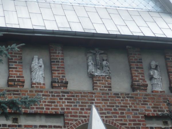 W fasadzie zachodniej płaskorzeźby z XVI w.