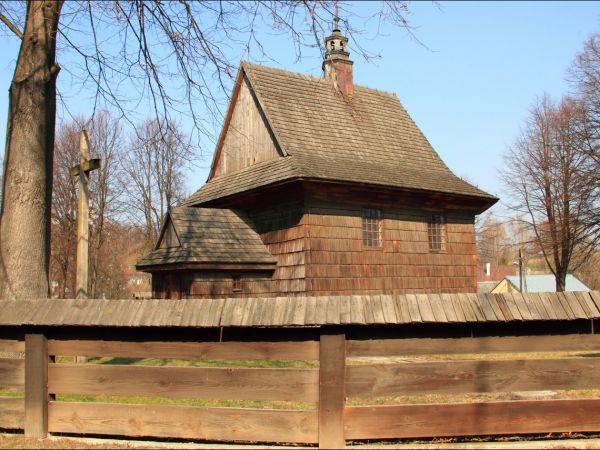 Drewniany kościół konstrukcji zrębowej pw. św. Sebastiana, wzniesiony w roku 1737. W roku 1980 był gruntownie odnawiany z całkowitą wymianą gontów.