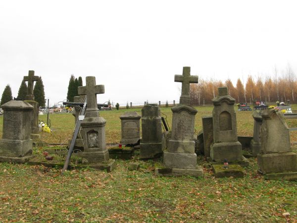 lapidarium - w prawym sektorze cmentarza grzebalnego parafialnego.