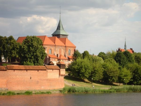 Zamek krzyżacki (niem. Ordensburg Marienburg) - trzyczęściowa twierdza obronna w stylu gotyckim. Jest to jeden z największych zachowanych zespołów got. arch. na