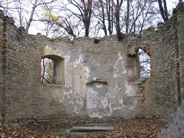 Cerkiew  greckokatolicka  pw. Apostołów Piotra i Pawła, jednoprzestrzenna, wzniesiona w 1848r.  "...Pusto w cerkwi, tu tylko słońce i księżyc /  Leżą na posadzc