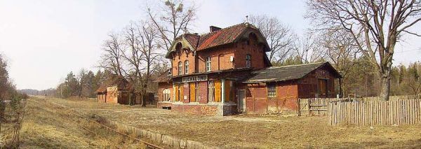 Stacja kolejowa z oddali.