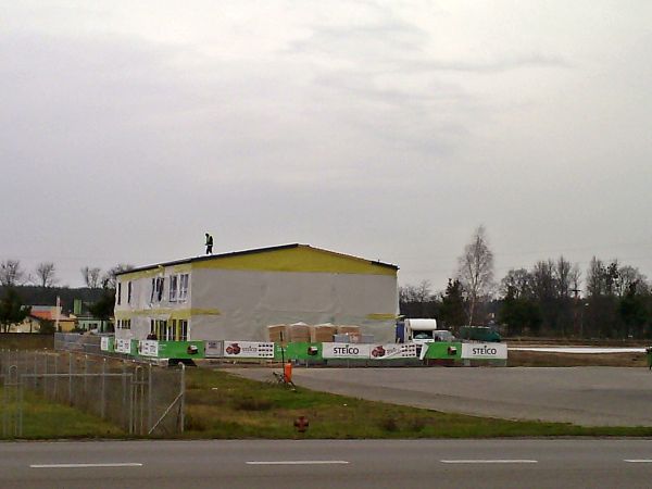 Budowa nowej szkoły ponadgimnazjalnej przez firmę Steico w Czarnej Wodzie. Widok z ulicy Starogardzkiej.