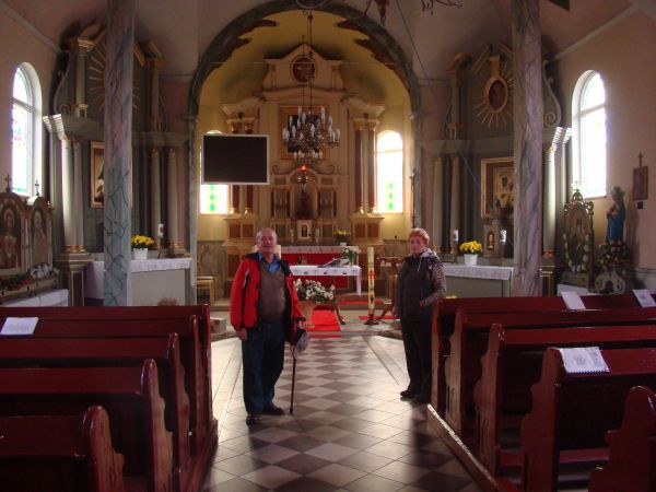 Kościół Polsko-Katolicki - w nawie głównej. W kościele znajdują się wykonane przez Jana Wronkowicza rzeźby ludowe Chrystusa Frasobliwego, Chrystusa Zmartwychwst