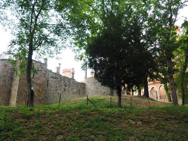 piękno założenia pałacowego subtelnie wyłania się, ukazując coraz śmielej  i ogromnie zaskakuje rozmachem i wzniosłością.