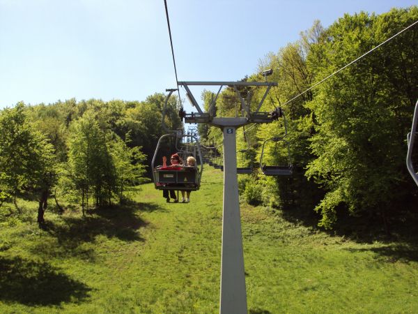 Kolej linowa - kanapy 2-os., dł. wyciągu: 675m, różnica wzniesień: 170m, na górę Kiczera - a stamtąd widoki na strony 3 - a z każdej piękniejszy ! - no, ale to