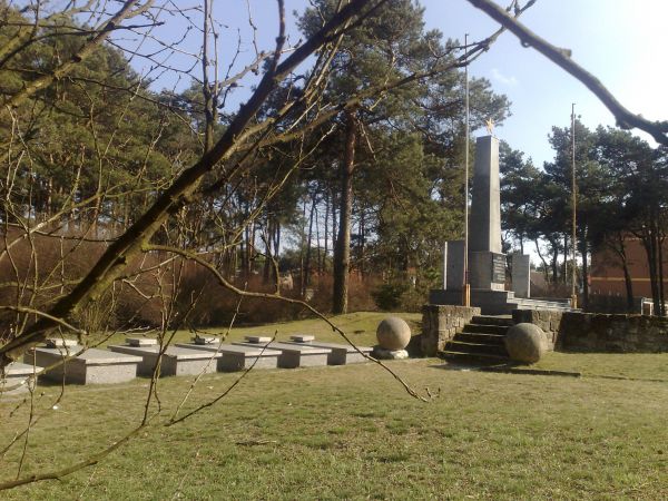 Cmentarz żołnierzy radzieckich poległych w czasie II Wojny Światowej, ekshumowanych z 22 miejscowości z terenów 5 powiatów województwa wielkopolskiego w latach