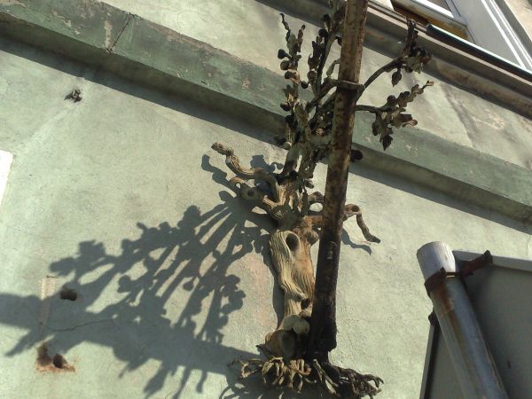 Bardzo ciekawe zakończenie podpórki masztu flagowego na jednym z domów przy ulicy Królowej Jadwigi.