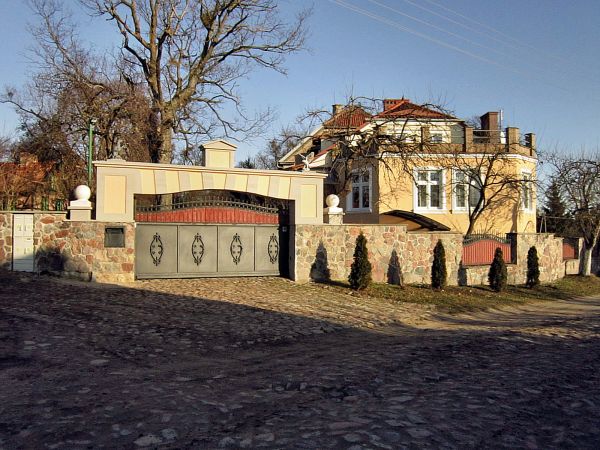 Zabytkowy dworek z 2 połowy XIX wieku  2011-12