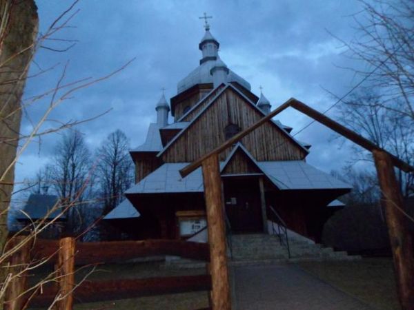 na wzgórzu piękna cerkiew - niepowtarzalny styl, ciekawa bryła, otoczona płotem z żerdzi i desek, z imitacją bramy. Wieczorową porą, w blasku księżyca...