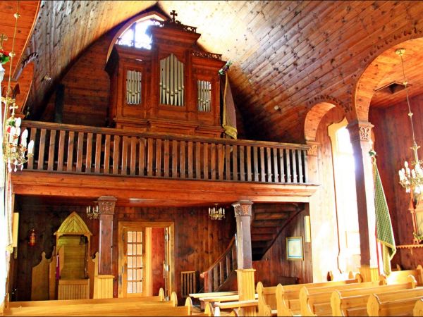 Drewniany kościół parafialny p.w. Matki Boskiej Śnieżnej , zbudowany w 1919 roku wg. projektu inż.arch. Kazimierza Osińskiego.