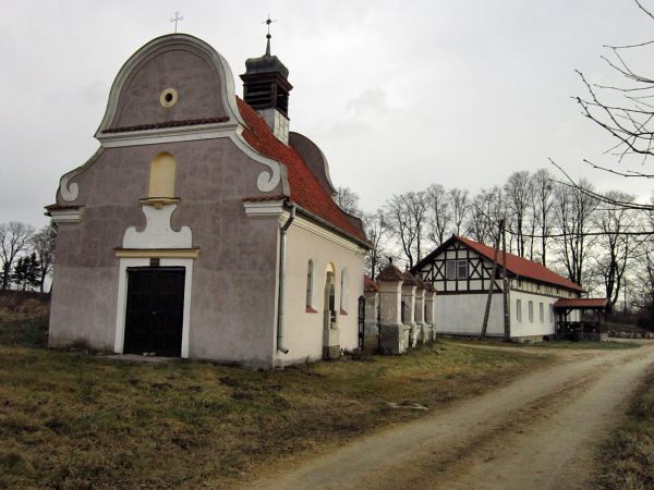 Wieś Robawy na trasie Reszel-Święta Lipka-na zdjęciu zabytkowa kaplica św. Anny z XVIII wieku. 2012-01-03