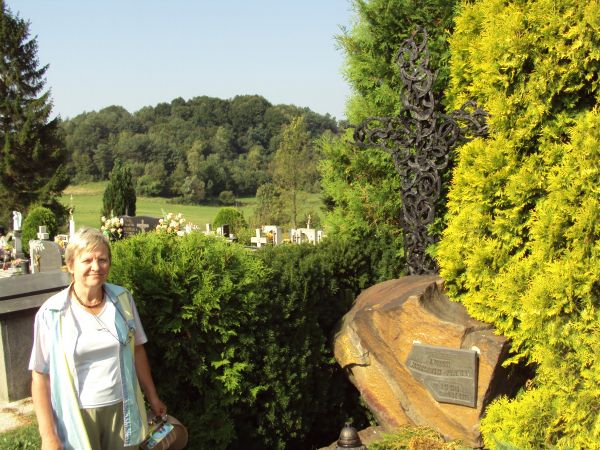 Grób Jędrka Połoniny - Andrzeja Wasielewskiego, którego ręce w sposób szczególny naznaczyły tę ziemię, z cmentarzyska na zboczu góry patrzy na swój ukochany kra