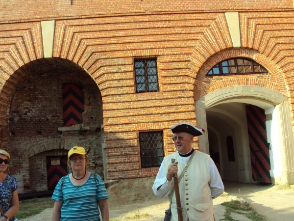 w klimatach fascynującej podróży w czasy kampanii napoleońskiej - na jednym z placów garnizonowych największej górskiej twierdzy w Europie, n/z z panem przewodn