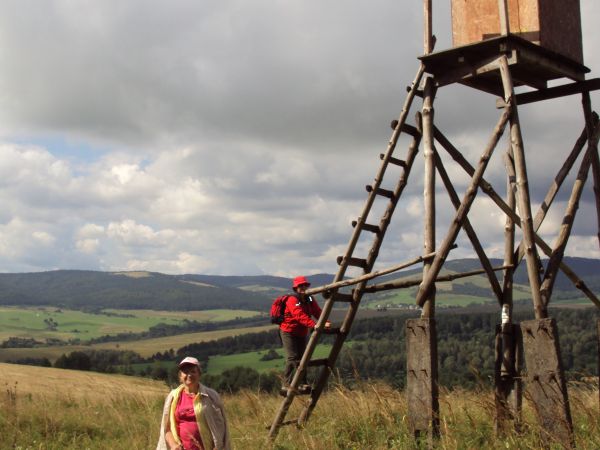 ambona myśliwska, hen zabudowania wsi Karlików /jest galeria -  zapraszam!/, wcześnie po prawej "Las Parszywiec" a po lewej fragment czupryny / zalesionego wzgó