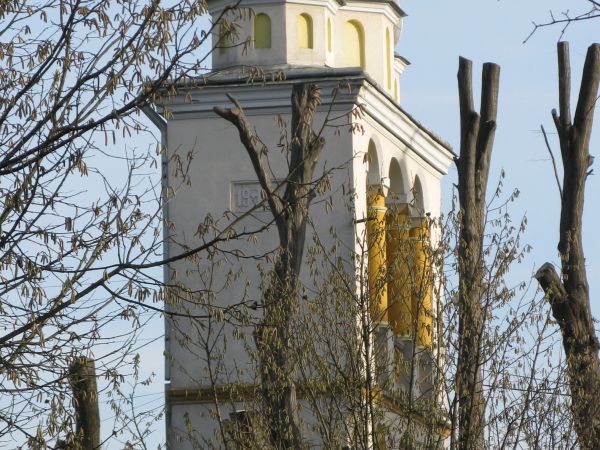 dzwonnica , wzniesiona w 1905r., murowana, dwukondygnacyjna, trójkopułowa.