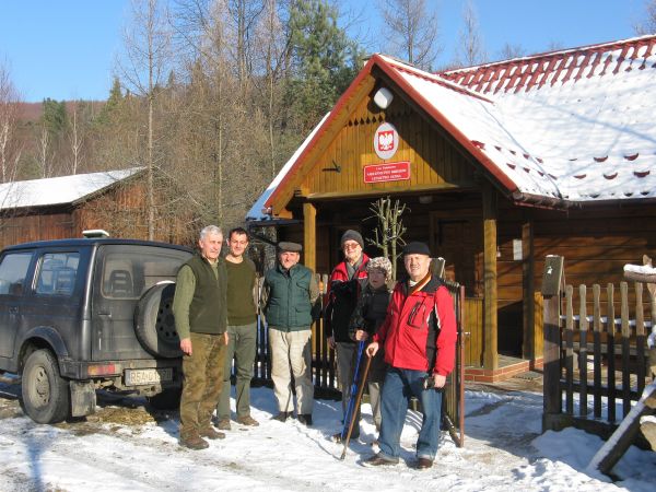 przy leśniczówce - z panami: leśniczym, byłym leśniczym i podleśniczym,  schronienia nam udzielili, nakarmili /informacjami/ i napoili.