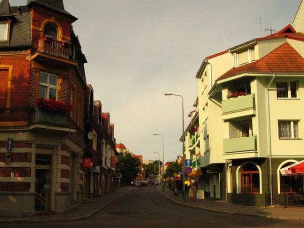 Ulica Gdańska biegnaca pod górę. Z lewej strony zachowana stara kamienica. Prawą stronę ulicy w 1945r. Rosjanie puścili z dymem.