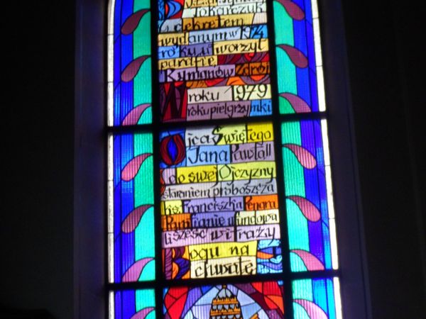 witraż w oknie kościelnym - ku pamięci oraz dla uczczenia i chwały.