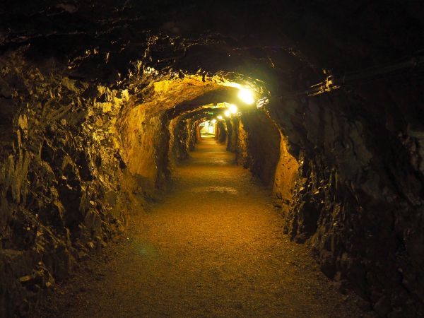 ...mając taką perspektywę - złotami nasyconą ! - to aż się chce pruć do przodu, toteż polecam - przy skarbcu się jeno zatrzymać, z alchemikiem jakiś przepis wyt