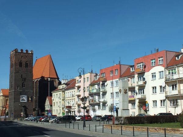 Plac Wolności z kościołem św. Andrzeja Apostoła i dzwonnicą